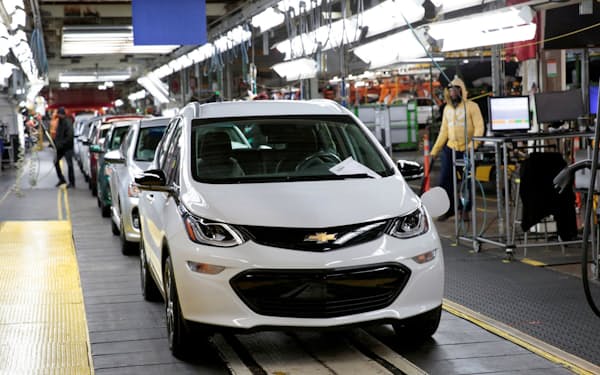 GMはガソリン車の代わりにEV事業の育成を急いでいる（ミシガン州のEV組み立て工場）=ロイター