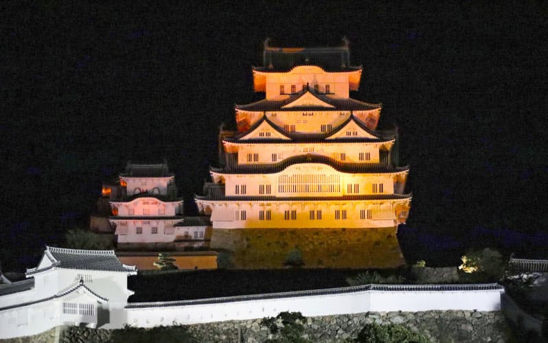 「世界アルツハイマーデー」に合わせ、オレンジ色にライトアップされた姫路城(21日夜、兵庫県姫路市)=共同 「世界アルツハイマーデー」に合わせ、オレンジ色にライトアップされた姫路城(21日夜、兵庫県姫路市)=共同