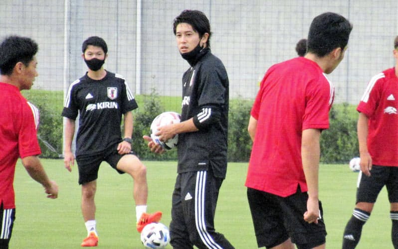 夢フィールドでのU―19日本代表候補合宿で練習を見守る内田氏(中央)=共同 夢フィールドでのU―19日本代表候補合宿で練習を見守る内田氏(中央)=共同