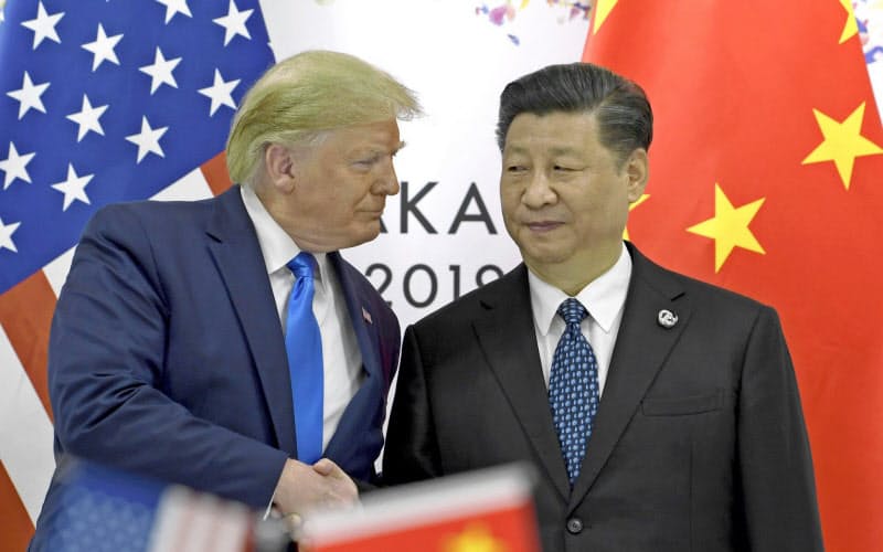 2019年6月、G20サミットが開かれた大阪で握手するトランプ米大統領(左)と中国の習近平国家主席=AP 2019年6月、G20サミットが開かれた大阪で握手するトランプ米大統領(左)と中国の習近平国家主席=AP