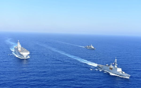 東地中海で合同軍事演習を行うフランス、ギリシャ海軍（8月）=ギリシャ国防省・ロイター