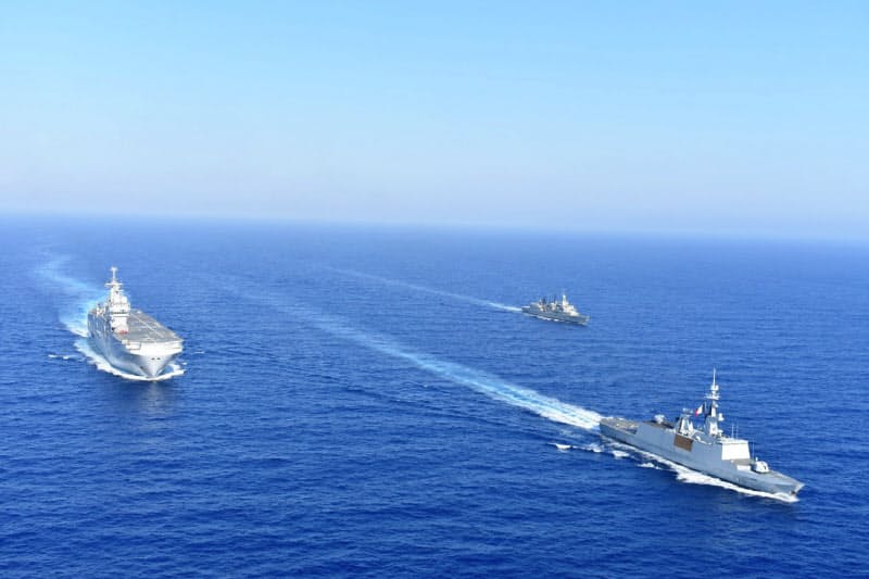 東地中海で合同軍事演習を行うフランス、ギリシャ海軍(8月)=ギリシャ国防省・ロイター 東地中海で合同軍事演習を行うフランス、ギリシャ海軍(8月)=ギリシャ国防省・ロイター