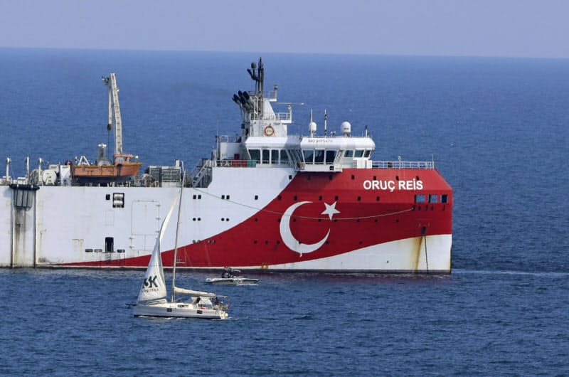 トルコの探査船(9月13日、東地中海に面したトルコ南部アンタルヤ沖)=AP トルコの探査船(9月13日、東地中海に面したトルコ南部アンタルヤ沖)=AP