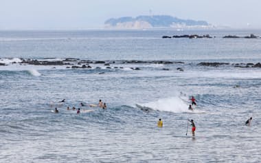 大会が開かれる海岸で波を待つサーファー（神奈川県葉山町）