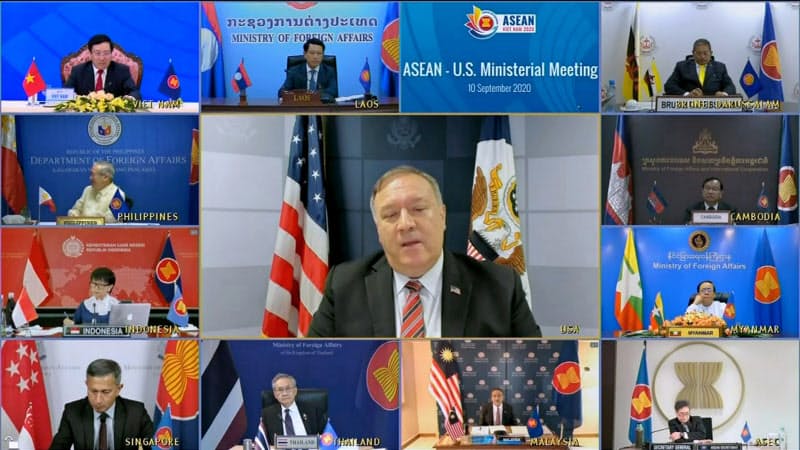 ASEANと域外国とのオンライン外相会合に参加したポンペオ米国務長官(中央)は、南シナ海問題で中国批判を展開した=VTV via AP ASEANと域外国とのオンライン外相会合に参加したポンペオ米国務長官(中央)は、南シナ海問題で中国批判を展開した=VTV via AP