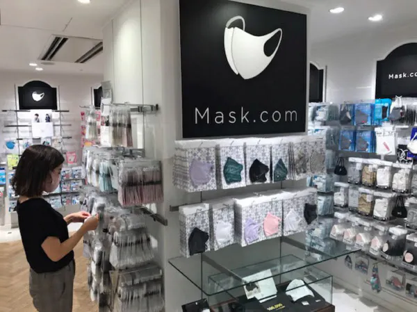 コックスはマスク専門店を出店。ひもの邪魔にならないイヤーカフが人気に