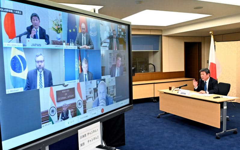 G4の外相級テレビ協議に臨む茂木外相(23日)=外務省提供 G4の外相級テレビ協議に臨む茂木外相(23日)=外務省提供