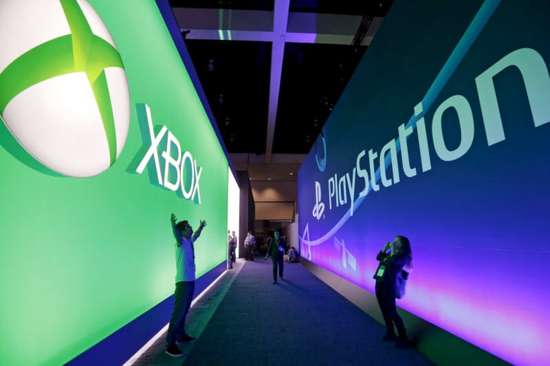 ソニーとマイクロソフトは11月、新型のゲーム機を発売する=ロイター ソニーとマイクロソフトは11月、新型のゲーム機を発売する=ロイター