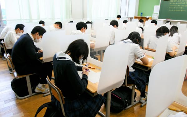 栄東中学校（さいたま市）では、授業でも使うパーテーションで受験生の間を仕切り、感染防止対策に努める