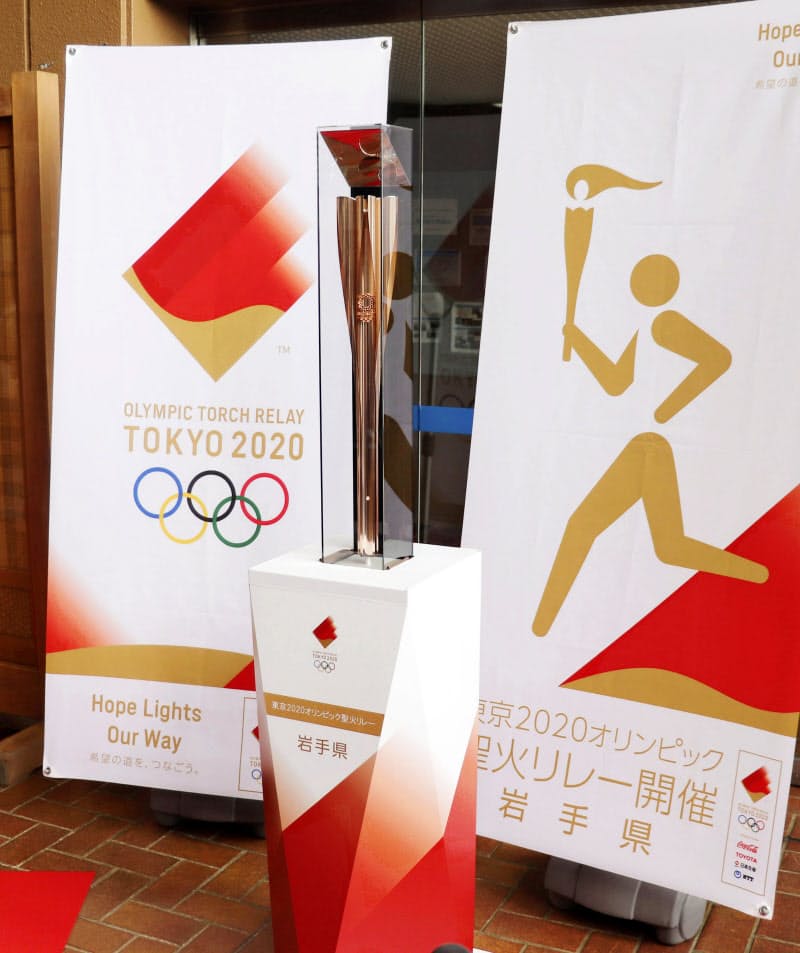 岩手県内全33市町村で巡回展示が始まった東京五輪の聖火リレー用のトーチ(24日午前、岩手県雫石町)=共同 岩手県内全33市町村で巡回展示が始まった東京五輪の聖火リレー用のトーチ(24日午前、岩手県雫石町)=共同