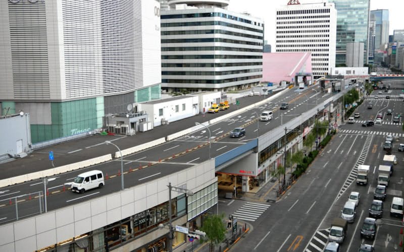 KK線は商業施設の屋上をつなぐ形で作られている(東京・銀座) KK線は商業施設の屋上をつなぐ形で作られている(東京・銀座)