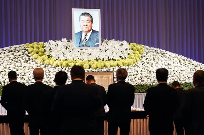 鶴田卓彦氏のお別れの会 各界から800人が参列 日本経済新聞