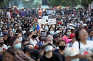 タイでは反政府デモが続く(24日、バンコク)=ロイター タイでは反政府デモが続く(24日、バンコク)=ロイター