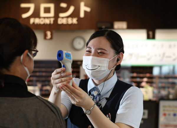 マスクでも笑顔見せたい ウィズコロナの接客術 日本経済新聞 マスクでも笑顔見せたい ウィズコロナの接客術 日本経済新聞