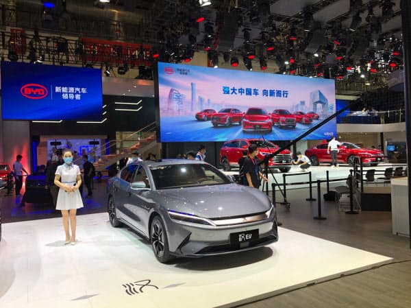 中国EV大手のBYDは主力の新型EV「漢」などを展示