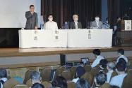大阪都構想の住民説明会であいさつする松井市長(左)(26日午前、大阪市北区) 大阪都構想の住民説明会であいさつする松井市長(左)(26日午前、大阪市北区)