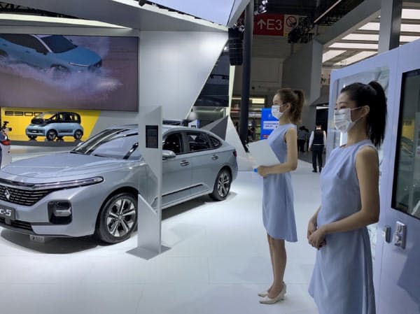 会場では感染対策を徹底する(上汽GM五菱汽車のブース)