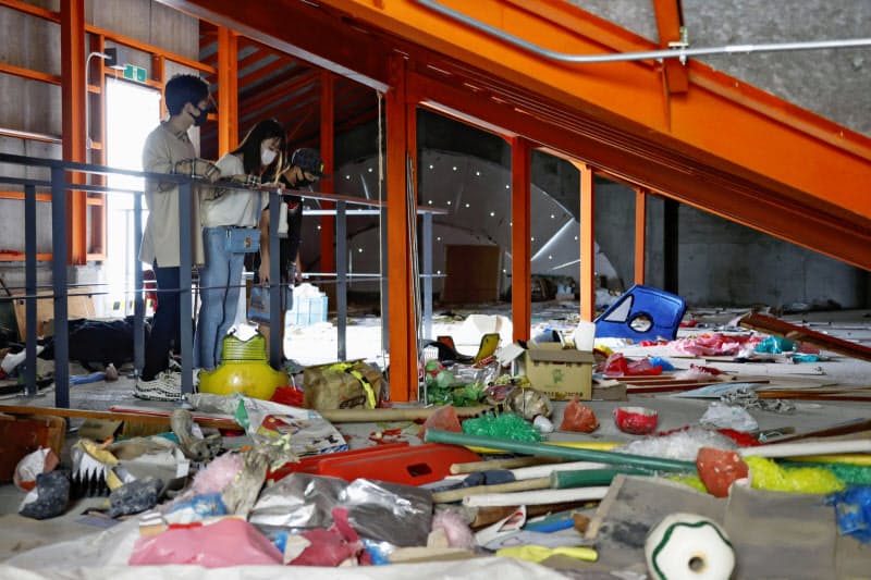 震災遺構として一般公開が始まった、中浜小学校の屋上の倉庫。震災当日に児童らが避難し、段ボールなどで寒さをしのいだ(26日午後、宮城県山元町)=共同 震災遺構として一般公開が始まった、中浜小学校の屋上の倉庫。震災当日に児童らが避難し、段ボールなどで寒さをしのいだ(26日午後、宮城県山元町)=共同