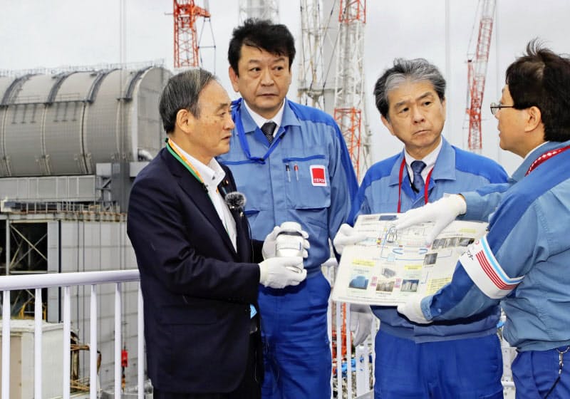東京電力福島第1原発を視察し、浄化処理した汚染水を手にする菅首相=26日午後(代表撮影) 東京電力福島第1原発を視察し、浄化処理した汚染水を手にする菅首相=26日午後(代表撮影)