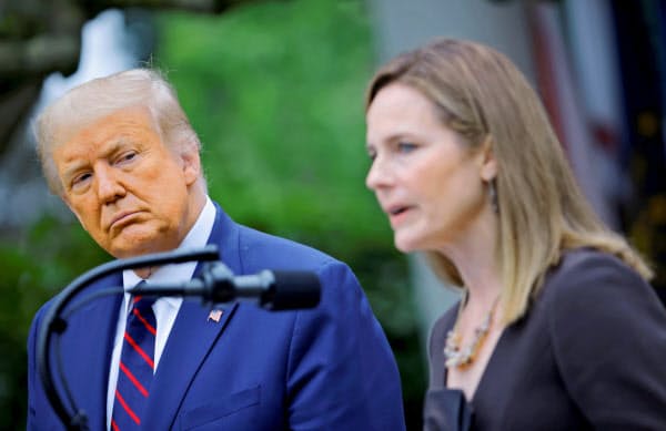 トランプ米大統領(左)と連邦最高裁判事に指名されたバレット氏(26日、ホワイトハウス)=ロイター