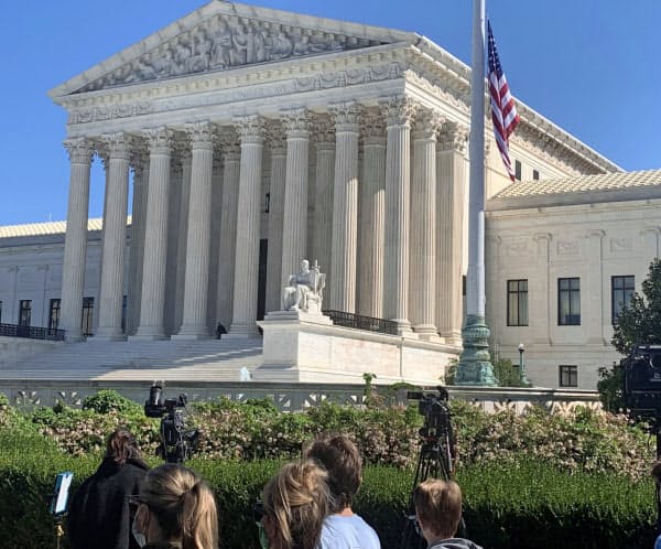 米最高裁は保守派とリベラル派が対立する懸案を決着させてきた(ワシントン)