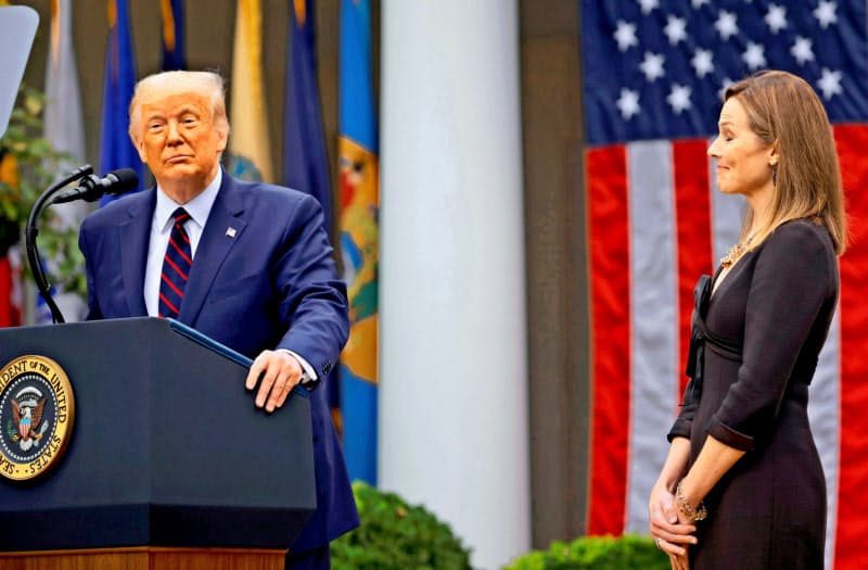 米連邦最高裁判事候補に指名されたバレット氏(右)とトランプ米大統領(26日、ホワイトハウス)=ロイター 米連邦最高裁判事候補に指名されたバレット氏(右)とトランプ米大統領(26日、ホワイトハウス)=ロイター
