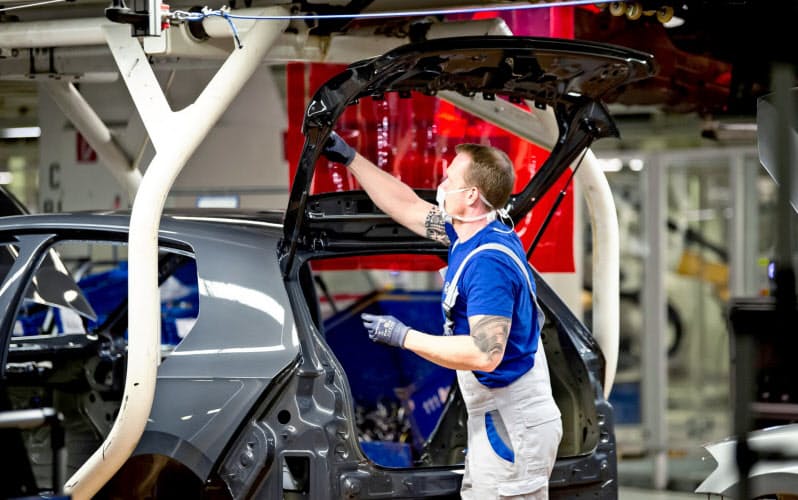 フォルクスワーゲンの自動車工場(独ウォルフスブルク)=ロイター フォルクスワーゲンの自動車工場(独ウォルフスブルク)=ロイター