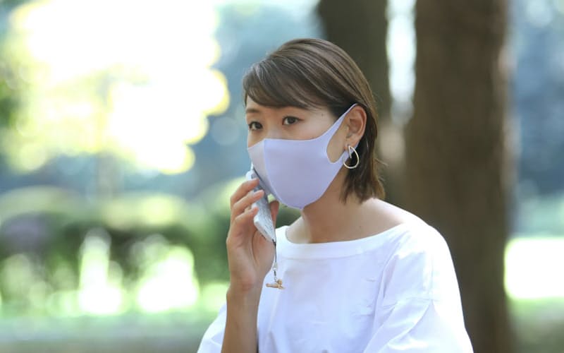 外回りの途中で公園で仕事を進める中山茉莉花さん(東京都渋谷区) 外回りの途中で公園で仕事を進める中山茉莉花さん(東京都渋谷区)