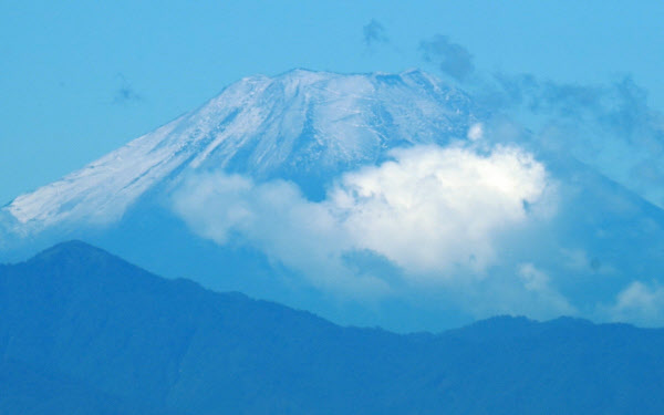 富士山が初冠雪 昨年より24日早く 日本経済新聞