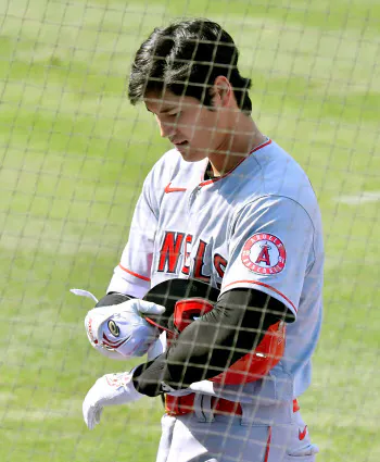 レギュラーシーズン最終戦のドジャース戦で、4打数1安打だったエンゼルス・大谷(27日、ロサンゼルス)=共同