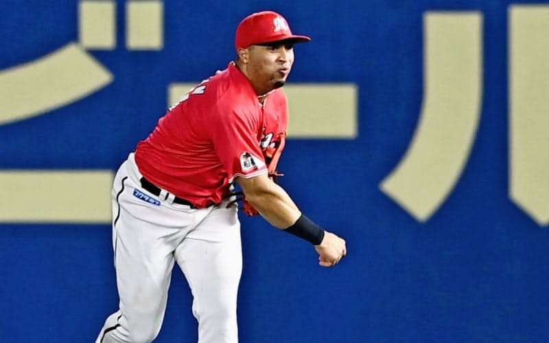 13日のオリックス戦で本塁に好返球し、二走の勝ち越し生還を阻止するロッテのマーティン=共同 13日のオリックス戦で本塁に好返球し、二走の勝ち越し生還を阻止するロッテのマーティン=共同