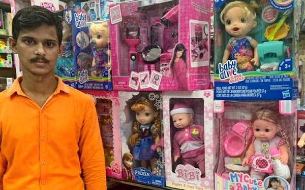 ニューデリーの玩具店では全体の7割を人形など中国産が占める