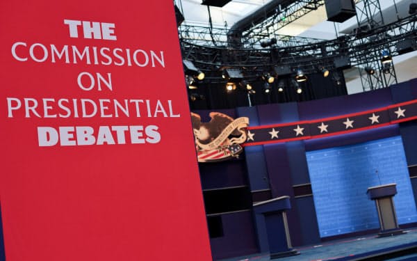 大統領候補者による討論会の準備が進む(28日、米オハイオ州)=ロイター