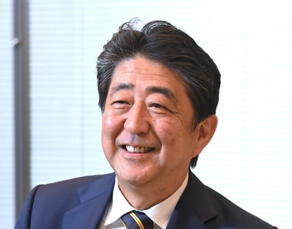 安倍晋三前首相へのインタビューは24日に実施した（東京都千代田区）