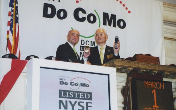 2002年3月1日、NTTドコモはニューヨーク証券取引所にも上場した