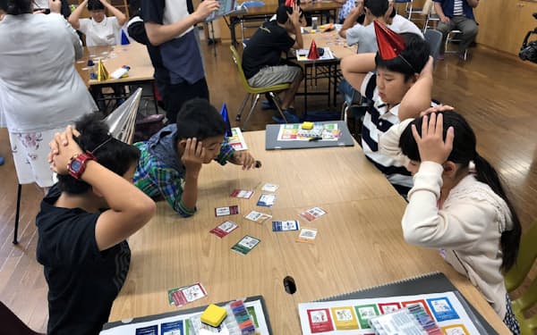 金沢工業大学の学生がSDGsを学ぶカードゲームを制作し、小中高生にゲーム形式で教えている（2019年6月）
