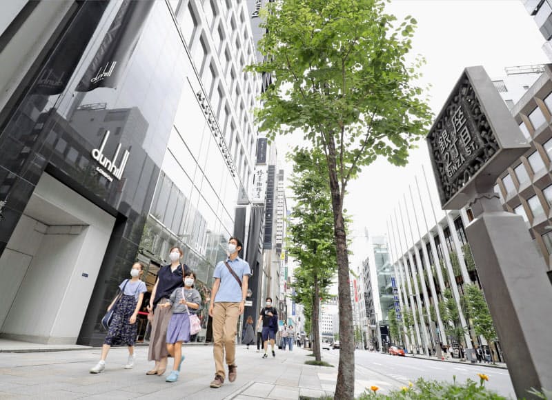 基準地価が15年連続で最高価格となった東京都中央区の「明治屋銀座ビル」(左)も下落に転じた 基準地価が15年連続で最高価格となった東京都中央区の「明治屋銀座ビル」(左)も下落に転じた