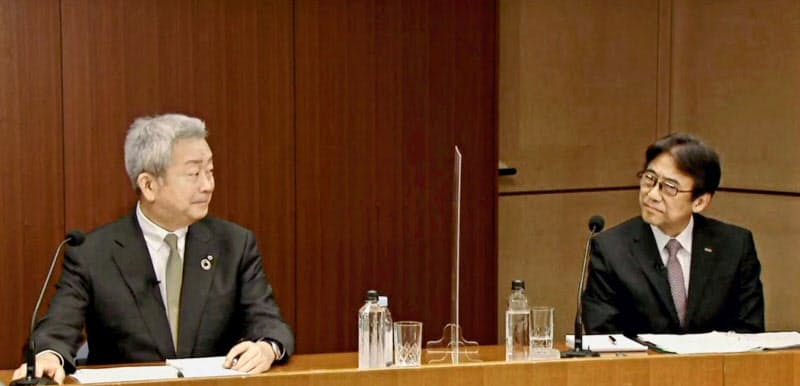 NTTドコモの完全子会社化に向け、国内で過去最大規模の株式公開買い付けを実施するとオンラインで発表したNTTの澤田純社長。右はNTTドコモの吉沢和弘社長=29日午後 NTTドコモの完全子会社化に向け、国内で過去最大規模の株式公開買い付けを実施するとオンラインで発表したNTTの澤田純社長。右はNTTドコモの吉沢和弘社長=29日午後