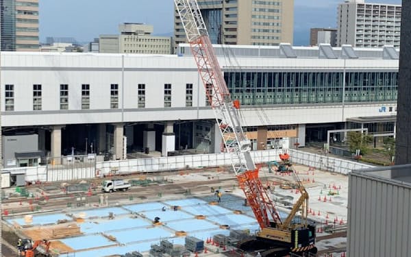 JR富山駅前で建設が進むJR西日本の複合ビル