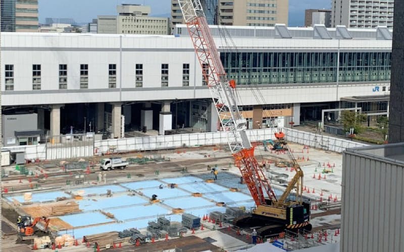 JR富山駅前で建設が進むJR西日本の複合ビル JR富山駅前で建設が進むJR西日本の複合ビル