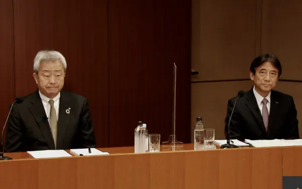 オンラインで記者会見するNTTの澤田純社長(左)とNTTドコモの吉沢和弘社長(29日)