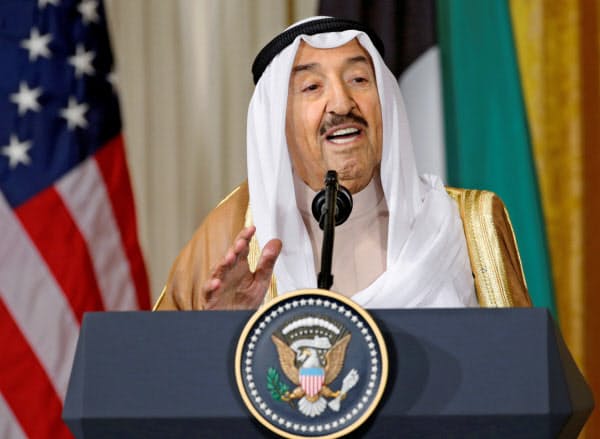 2017年9月、ホワイトハウスでトランプ米大統領と記者会見したクウェートのサバハ首長=ロイター