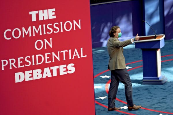 テレビ討論会会場で準備を進める関係者(オハイオ州クリーブランド)=AP