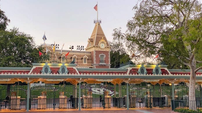 米ディズニー 2万8000人を削減 新型コロナで休園続き 日本経済新聞 米ディズニー 2万8000人を削減 新型コロナで休園続き 日本経済新聞