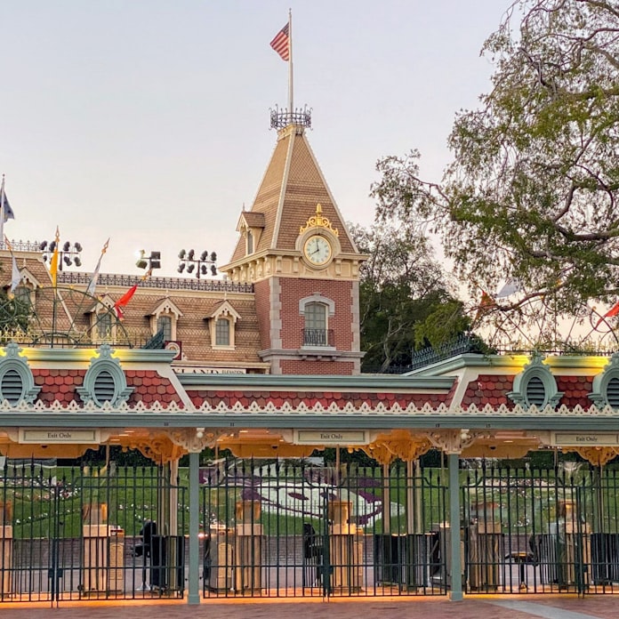 米ディズニー 2万8000人を削減 新型コロナで休園続き 日本経済新聞 米ディズニー 2万8000人を削減 新型コロナで休園続き 日本経済新聞