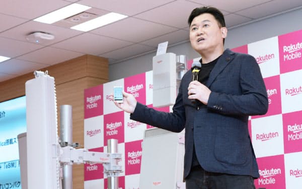 大手3社の値下げの呼び水になりそうだ(2019年、記者会見する三木谷会長兼社長)