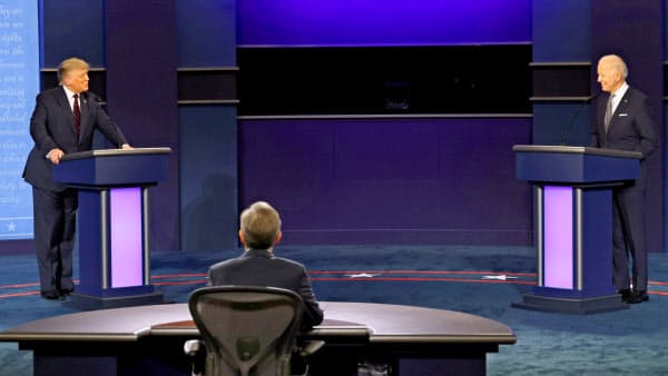 第1回テレビ討論会で討論するトランプ米大統領(左)とバイデン前副大統領(29日、オハイオ州クリーブランド)=ロイター