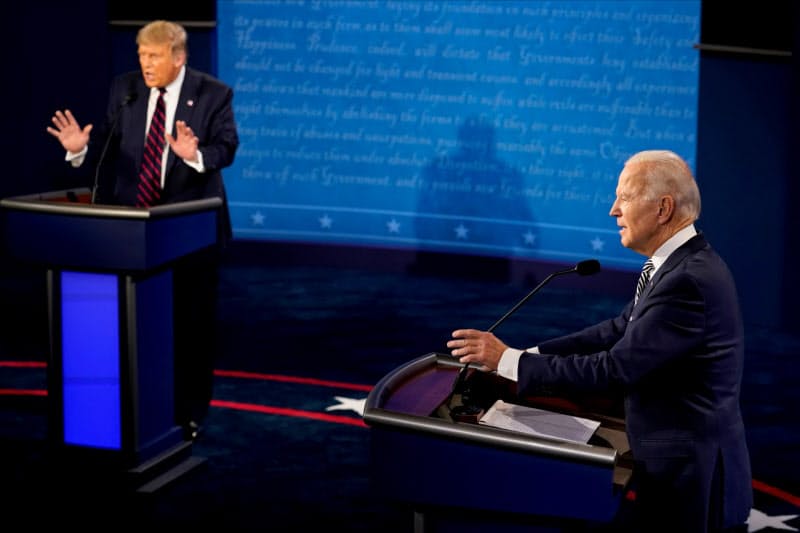 第1回テレビ討論会で議論するトランプ氏(左)とバイデン氏(29日、オハイオ州)=ロイター 第1回テレビ討論会で議論するトランプ氏(左)とバイデン氏(29日、オハイオ州)=ロイター