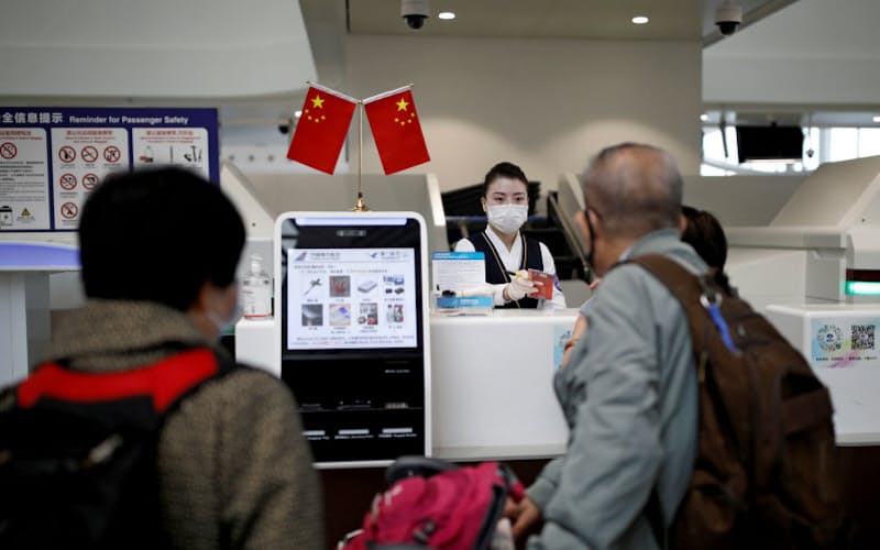 国慶節の休暇を前に北京の空港では旅行客が増え始めた(9月25日)=ロイター 国慶節の休暇を前に北京の空港では旅行客が増え始めた(9月25日)=ロイター