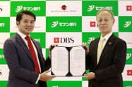 調印式に出席したセブン銀の舟竹社長(右)とDBS銀のフー在日代表(30日、東京都千代田区) 調印式に出席したセブン銀の舟竹社長(右)とDBS銀のフー在日代表(30日、東京都千代田区)
